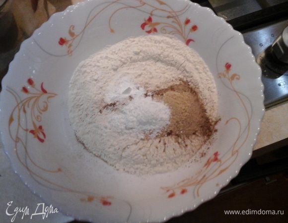 Смешать муку, разрыхлитель, корицу и мускатный орех. Вмешать яично-масляную смесь.