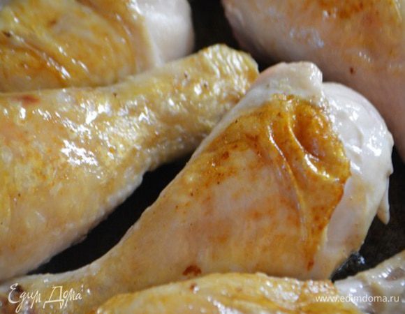 На растительном масле обжарить голени до подрумянивания.