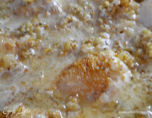 К курице добавить сметану и луково-ореховую смесь, посолить и потушить еще 10 минут.