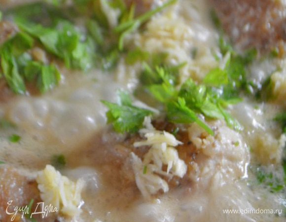В конце добавить рубленную петрушку и чеснок через пресс, потушить еще 1 минуту и снять с огня.
Приятного аппетита!