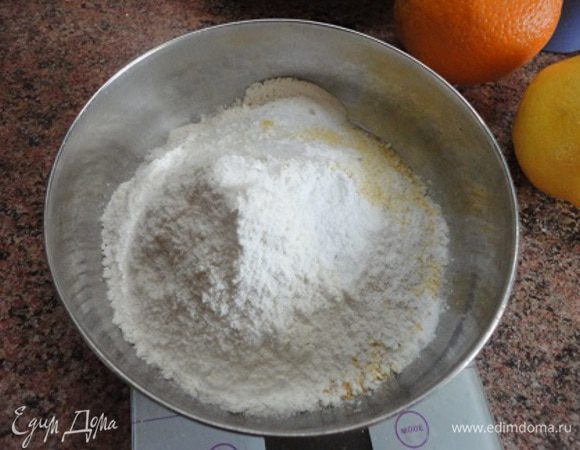 Соединить кукурузную муку с разрыхлителем. Я от себя добавила щепотку соли. Включить духовку для разогрева до 180°С.