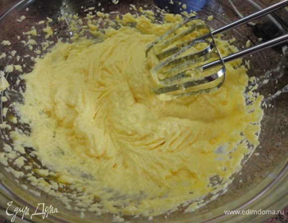 Мягкое сливочное масло взбить с сахаром. Продолжая взбивать, добавить по одному 2 яйца.