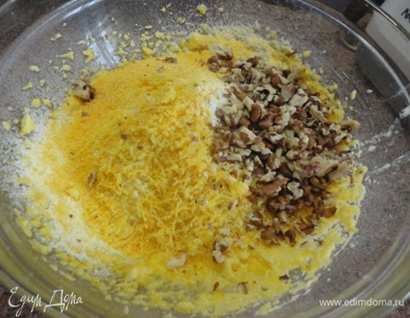 Сюда же добавить цедру 1 лимона, сок половины 1 апельсина, мед и орехи. Перемешать.