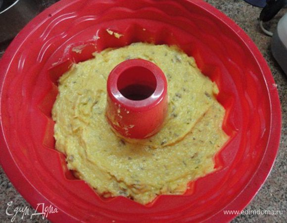 Соединить сухие и жидкие ингредиенты и вылить в форму диаметром 20 см. Выпекать 40 минут.