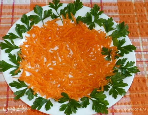 Тарелку украсить петрушкой. Морковь натереть, немного оставить для украшения, остальную разделить равномерно и выложить на дно. Посолить. Сбрызнуть лимонным соком.