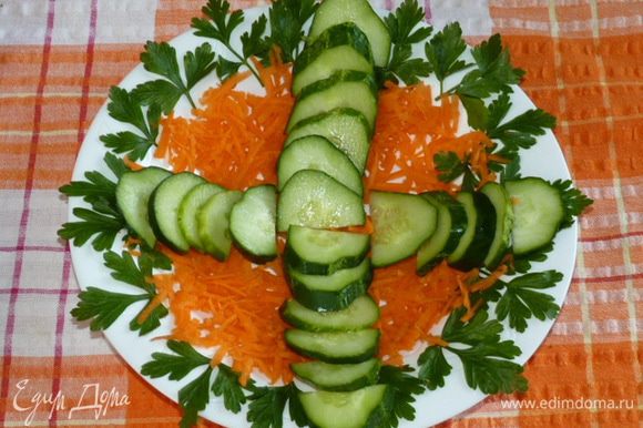 Огурцы нарезать полукольцами, выложить сверху моркови.