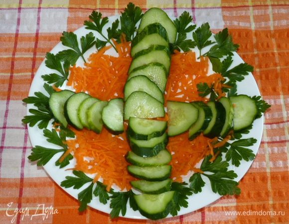 Огурцы нарезать полукольцами, выложить сверху моркови.