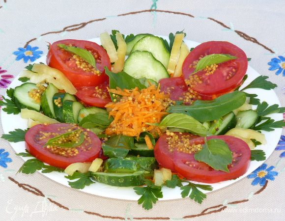 Помидоры нарезать кольцами, болгарский перец — соломкой. Добавить в салат. Посолить. Украсить оставшейся морковью и базиликом. Смешать масло, белый бальзамический уксус и горчицу в зернах, полить салат.