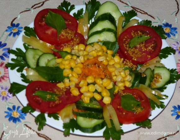 Сверху выложить кукурузу. Готово. Приятного аппетита!