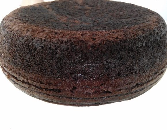 Готовим бисквит по рецепту Юлии http://www.edimdoma.ru/retsepty/17392-biskvit-na-kipyatke-shokoladnyy.
Я выпекала в мультиварке в режиме выпечки, сначала время приготовления среднее (30 минут), плюс малое (26 минут). Когда после первого захода заглянула в мультиварку, аж подпрыгнула: бисквит поднялся на 2/3 пятилитровой чаши! Но так как он, конечно, в первый раз не допекся, из-за открывания потом осел. Но все равно остался очень высоким! Я даже решила разрезать не на два, а на три коржа, средний потоньше, его я убрала пока в морозилку, потом расскажу, для чего его еще можно использовать.