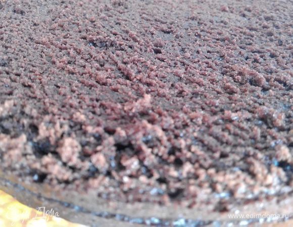 Разрезать проще всего нитью. Вот такая влажная структура у бисквита!