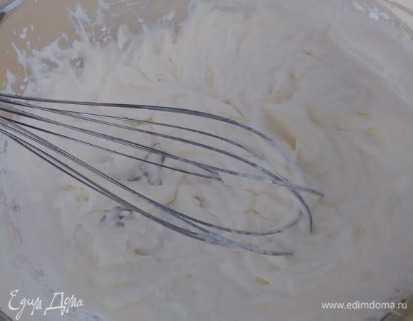 Для крема взбиваем сливки с сахаром. Можно взять сахарную пудру, чтобы не перевзбить. Количество в любом случае регулируйте по своему вкусу.