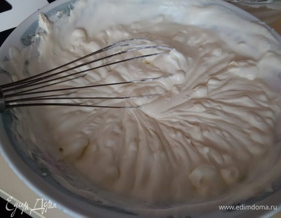 Соединить с маскарпоне и ванильной эссенцией, размешать венчиком. У меня домашний маскарпоне по рецепту Вики http ://www.edimdoma.ru/retsepty/72846-domashniy-maskarpone. Всегда получается отменно и всегда вес около 270 грамм при весе сметаны 450 грамм.
Крем перед нанесением лучше охладить.