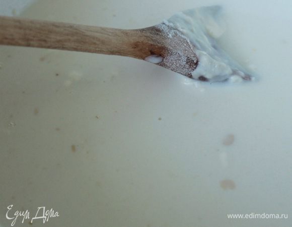 Дрожжи размешать в теплом молоке, оставить постоять.