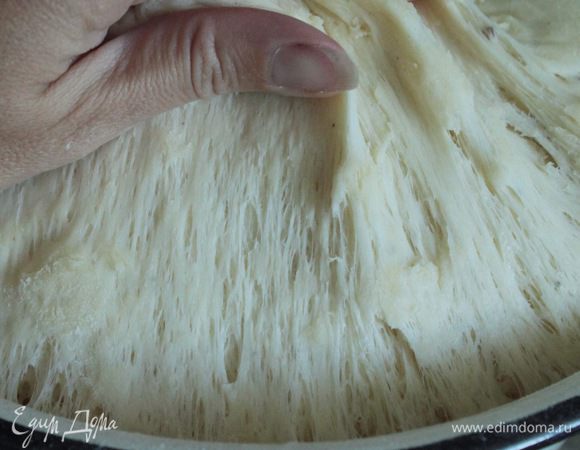 Зерна кардамона растолочь в ступке в порошок. Взбить венчиком яйца, добавить щепотку соли, сахар, кардамон и растопленное сливочное масло. Добавить молоко с дрожжами, а затем муку. Замесить тесто, не тугое, но и чтобы не липло к рукам.
Накрыть миску с тестом пленкой и оставить в теплом месте минимум на 1 час, чтобы тесто увеличилось в 2 раза.