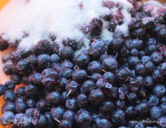 Для начинки смешать в миске ягоды и сахар. 