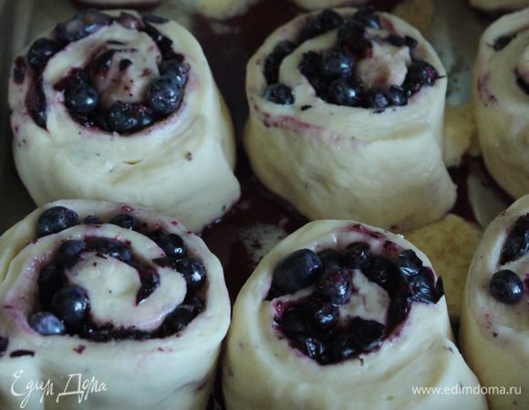 Выложить булочки на противень, оставляя место между ними. Сверху присыпать 40 г коричневого сахара, накрыть полотенцем и оставить булочки подниматься в теплом месте примерно на 20 минут.