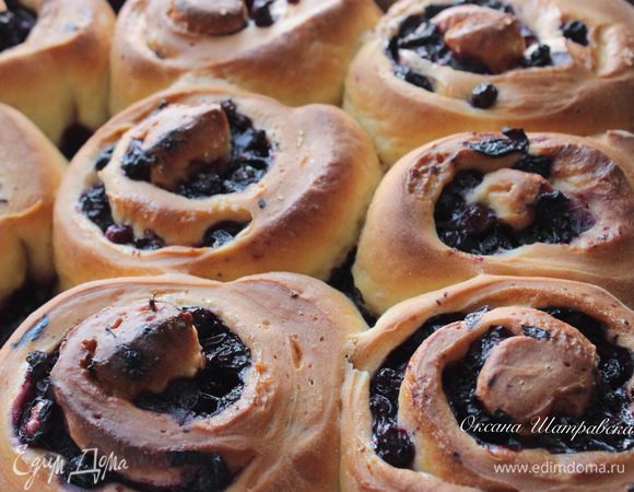 Духовку разогреть до 180°С и выпекать булочки в течение 25 минут.