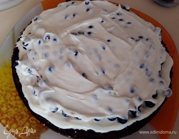 Сверху намазать еще немного крема.