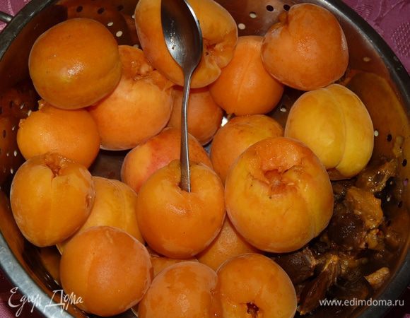 Тем временем извлечь из абрикос косточки с помощью обратной стороны чайной ложечки. Чем аккуратнее это сделаете, тем целее будут плоды. Для этого варенья лучше всего подходят мясистые абрикосы. 