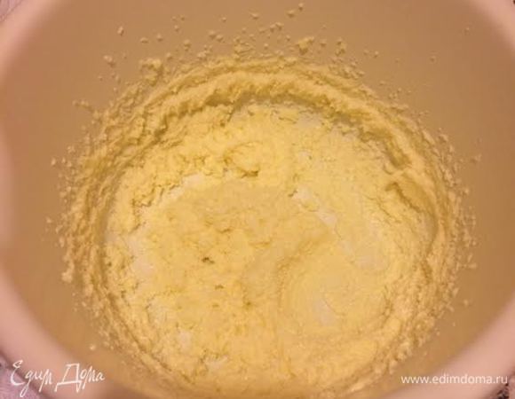 Духовку нагреть до 180°С. Форму (20 см) смазать маслом. Все продукты должны быть комнатной температуры. Сливочное масло, сахар и ванильный сахар хорошо взбить.