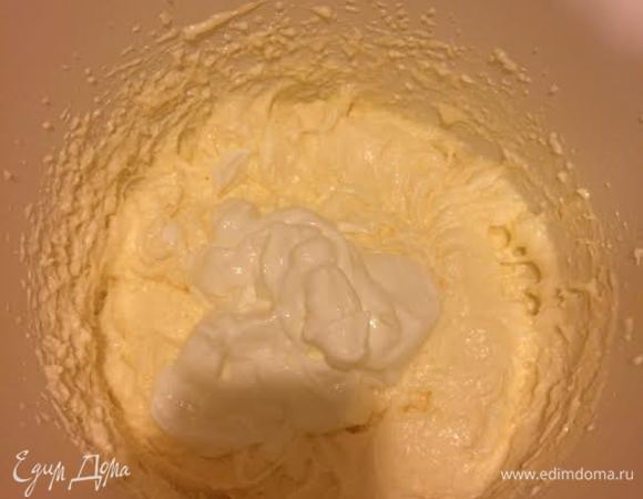 Добавить сметану, взбить.