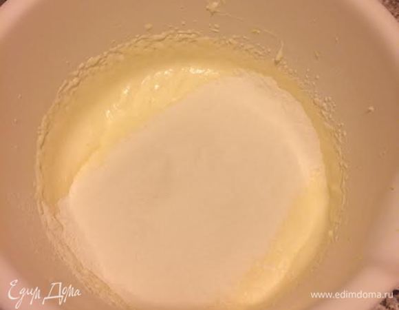 Просеять муку с разрыхлителем, содой и солью и начать постепенно добавлять муку.