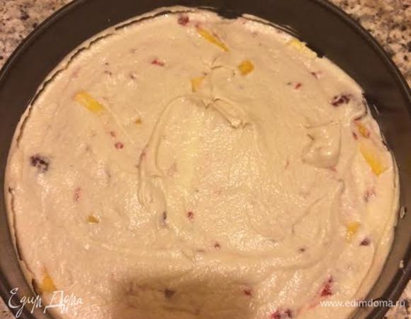 Тесто выложить в форму, разровнять.