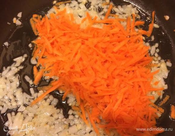 Лук потушить до золотистого цвета, добавить морковь.
