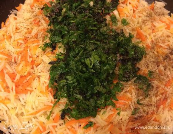 Добавить рис, зелень, соль, перец и чеснок.