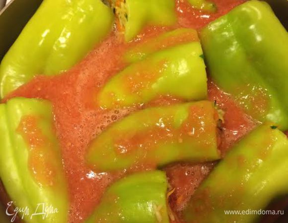 В глубокую сковороду налить немного растительного масла, выложить перцы, залить помидорами, посолить и поперчить.