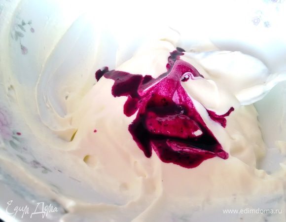 Для украшения я добавила в крем столовую ложку сиропа от черничного варенья. Можно добавить сок черники или даже немного свекольного сока, получается приятный цвет, или готовый краситель. 