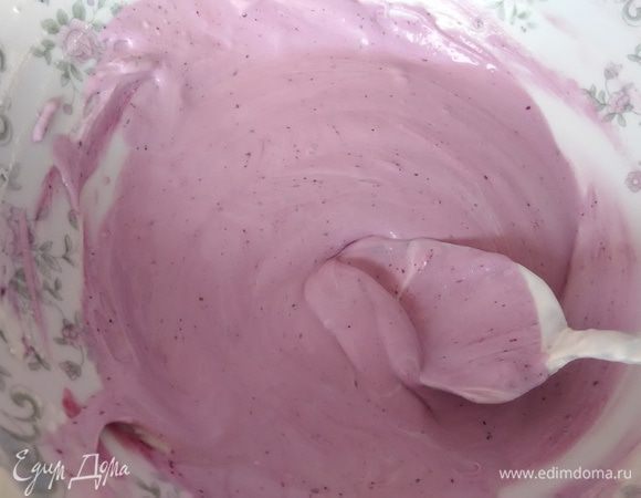 После размешивания выложить в кондитерской мешок и поместить в холодильник минимум на полчаса. Сразу скажу, это не масляный крем, форму держит не слишком хорошо!