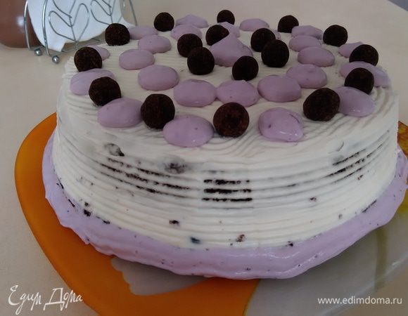 Дальше украшаем, как подсказывает фантазия. У меня капли из крема (предполагались цветы, но про консистенцию крема я выше писала) и мини трюфельные конфеты, мои дети их любят.