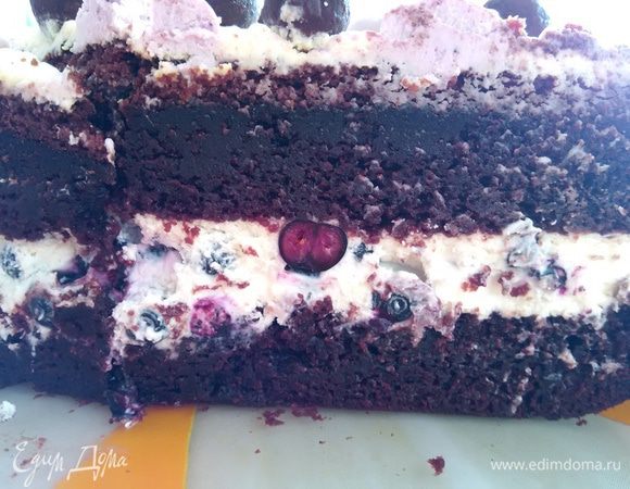 Торт лучше выдержать в холодильнике ночь. Через сутки он станет еще вкуснее!