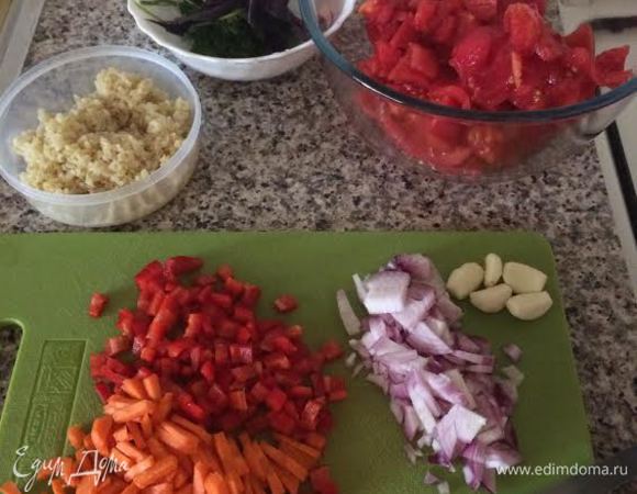 Булгур отварить до готовности. Помидоры очистить и крупно нарезать(у меня 4  больших помидора). Нарезать лук, морковь и болгарский.