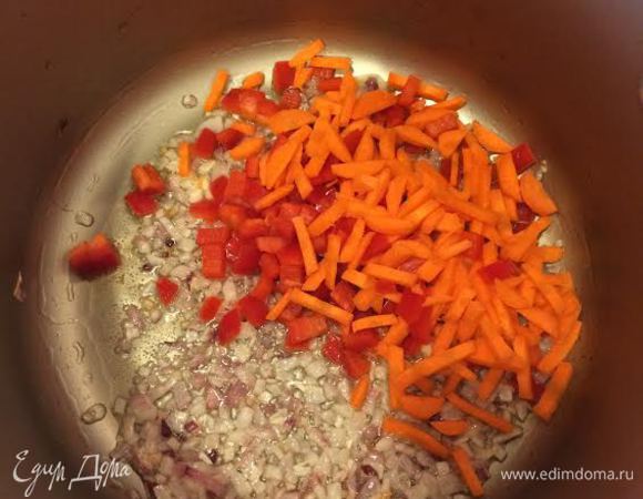 Лук потушить до золотистого цвета, добавить морковь и болгарский перец, тушить 3 — 4 минуты.