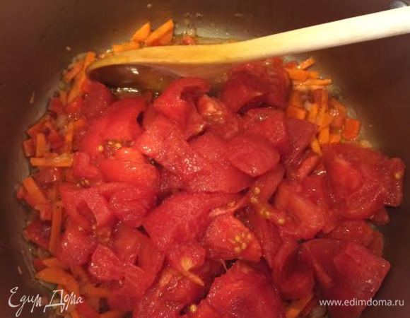 Добавить помидоры, сахар и тушить 5 минут.
