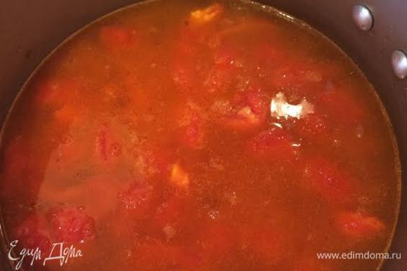 Залить бульоном и варить 3 — 4 минуты. Густоту супа можно регулировать на свой вкус.