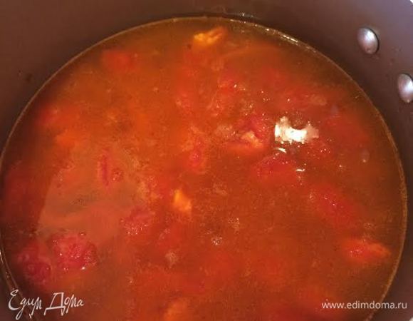 Залить бульоном и варить 3 — 4 минуты. Густоту супа можно регулировать на свой вкус.