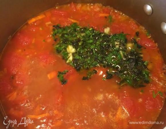 Добавить зелень и чеснок.