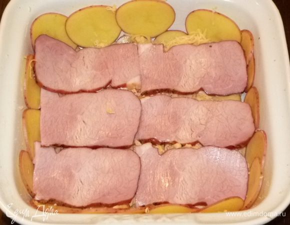 Сверху выложить половину ветчины.