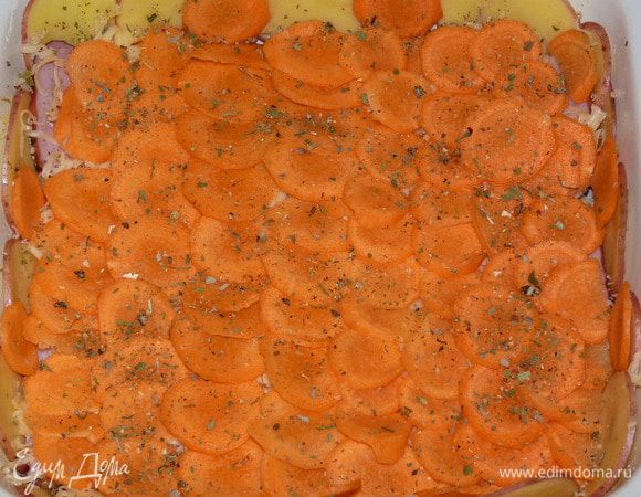 Нарезать тонкими слайсами морковь, выложить внахлест, посыпать розмарином.
