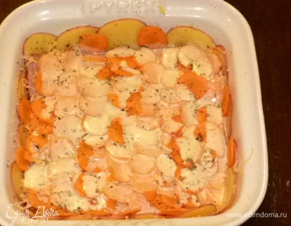 Сливки разогреть. Полить морковь половиной горячих сливок.