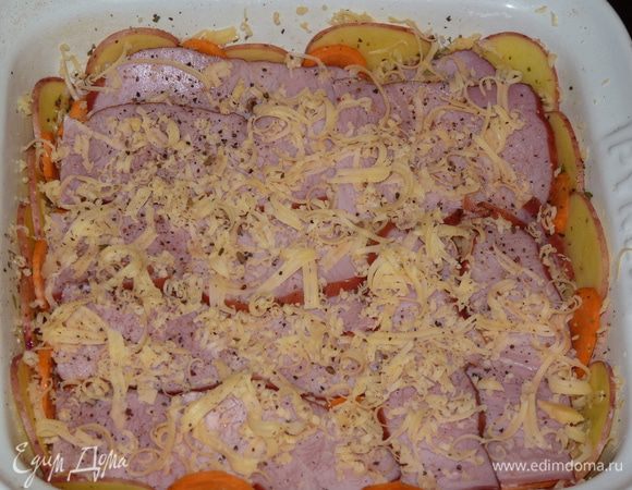 Посыпать молотым черным перцем по вкусу и тертым сыром.