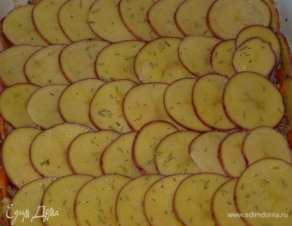 Выложить внахлест вторую половину картофеля, немного оставить для верхнего слоя. Посыпать розмарином, посолить.