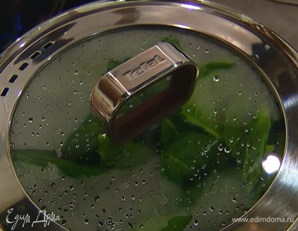 В тяжелой кастрюле разогреть оливковое масло и обжарить чеснок до золотистого цвета. Добавить к чесноку отваренный шпинат, все перемешать, влить растительное масло.