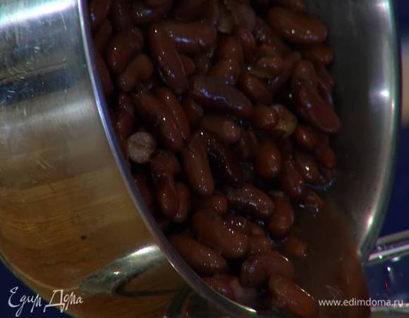 Половину готовой фасоли измельчить в блендере, так чтобы остались крупные кусочки.