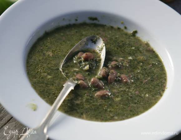 Измельченную фасоль соединить с оставшейся фасолью и шпинатом (суп должен получиться довольно густым), посолить, поперчить и перемешать.