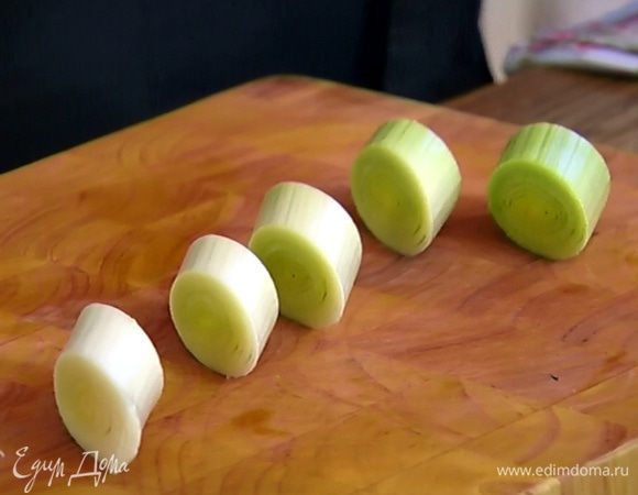 Сельдерей, светлую часть лука-порея и фенхель нарезать кусочками.